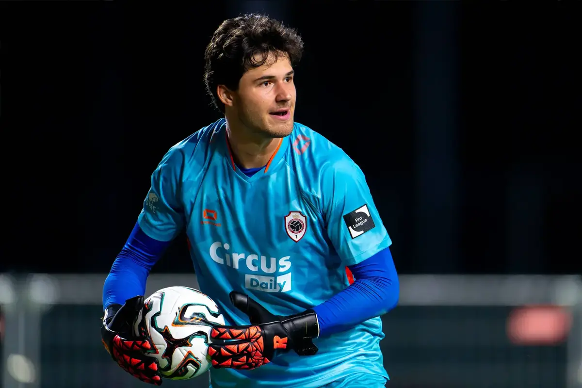 Senne Lammens BENCHED: Did Ruben Amorim Just Make a Massive Derby Mistake? - HTT - News